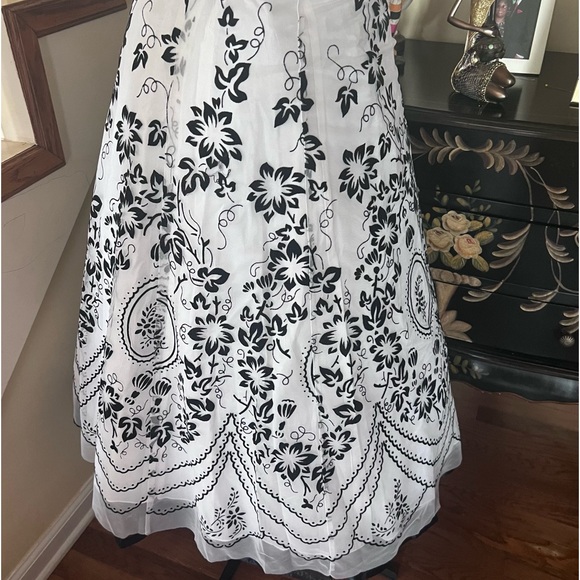 *Vintage Black and White Papell Boutique - Picture 14 of 16